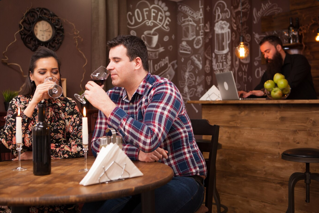 Personas tomando vino